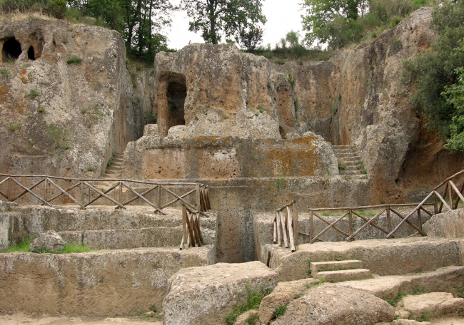 Itinerari di Maremma ci porta a Sovana. Un tesoro di Storia che si mostra nei sentieri del Parco Archeologico.